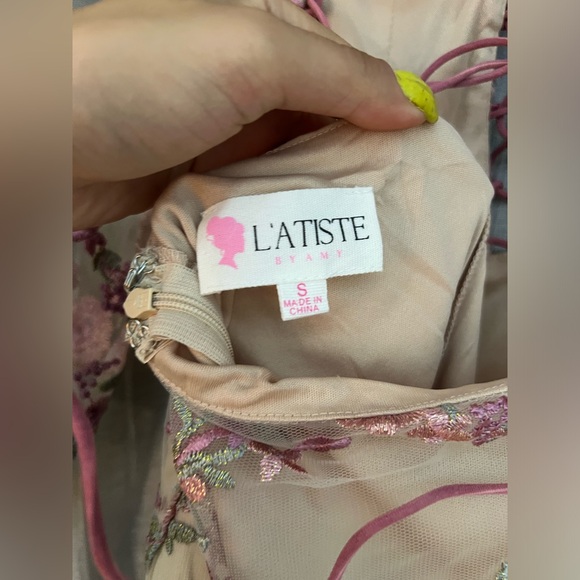 L’ATISTE BY AMY SHIRT STRAPPY MID ARM LENGTH FLORAL APPLIQUÉ DRESS - size S - Picture 2 of 2